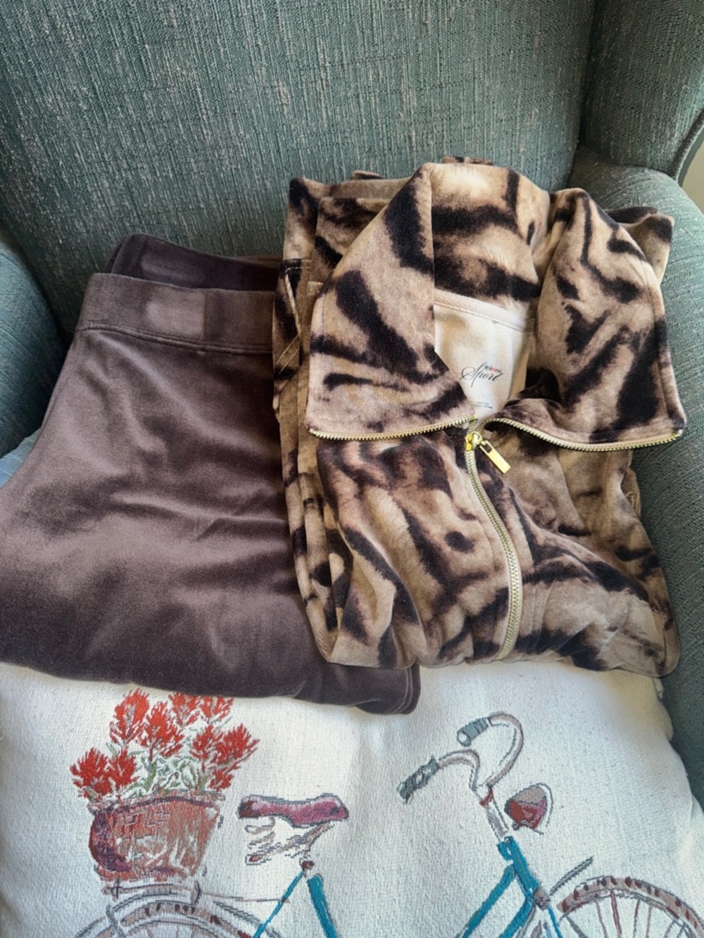 Style & Co Sport SZ Large Animal Print Zip Jacket solid bottom Set - Brown